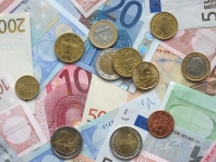 Euro falls to session lows against the dollar