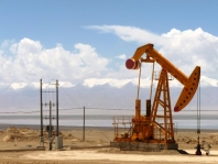 WTI crude oil is traded near a 2-week low on the eve of stocks report