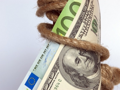 EUR/USD is stable at 7-month low