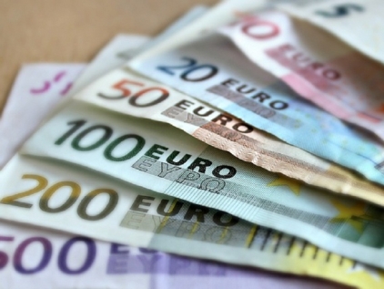 Euro lost ground on expectations of a rate cut by the ECB in December